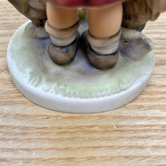 Hummel feeding time #199 - Picture 4 of 6